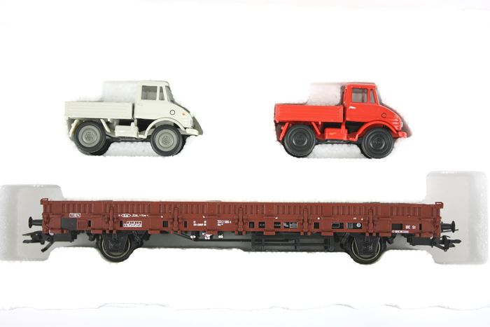 Märklin 29151 DB Kbs godsvogn med to Unimog lastbiler