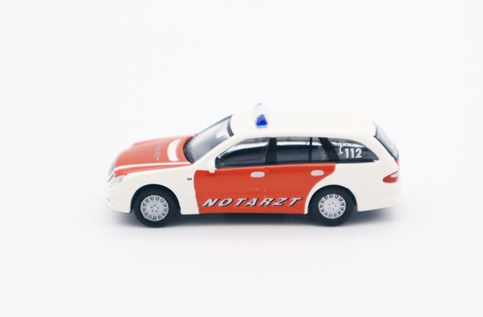Schuco Mercedes Benz E 220 'Notartz' vagtlæge