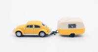 VW Boble 1300 med campingvogn, gul