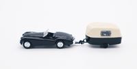 Jaguar XK 120 Cabrio med campingvogn, sort